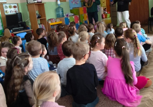 Dzieci słuchają gry na instrumencie