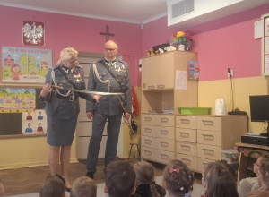 Goście pokazują szablę