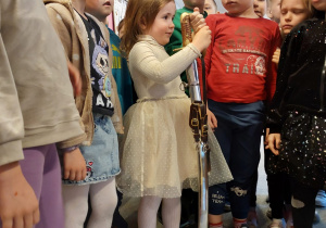 Dziewczynka trzyma szablę