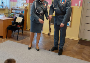 Przedstawiciele Związku Piłsudczyków pokazują szablę