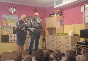 Przedstawiciele Związku Piłsudczyków pokazują szablę