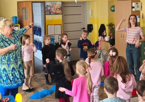 Kilkoro dzieci naśladuje ruchy prowadzących