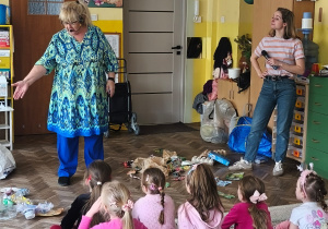 Pani prowadząca pokazuje rozrzucone śmieci