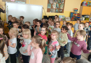 Dzieci podczas koncertu poruszają się przy muzyce