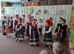 Dzieci stoją w strojach łowickich
