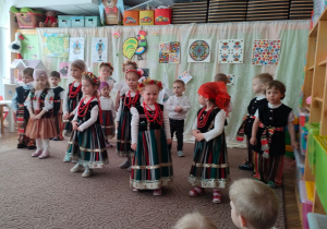 Dzieci ubrane w stroje łowickie