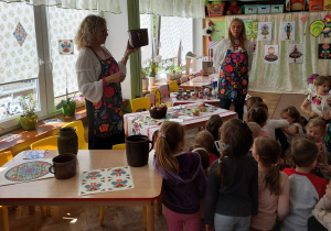 Pani Wiesia pokazuje dzieciom garnek gliniany