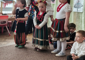 Troje dzieci w srojach łowickich