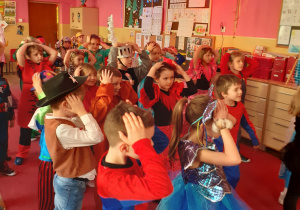 Dzieci z grupy V i VI wykonują układ taneczny