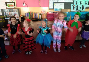 Dzieci z grupy III i IV tańczą do muzyki