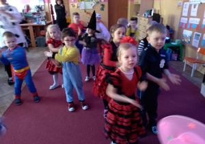 Dzieci z grupy III i IV wykonują układ taneczny do muzyki