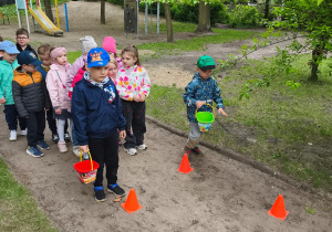 Dwóch chłopców z wiaderkami w dłonaich
