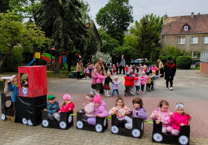 Dzieci siedzą w pociągu z kartonów