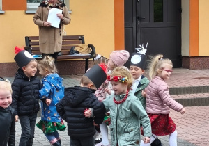 Dzieci tańczą w parach