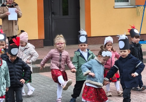 Dzieci tańczą w parach