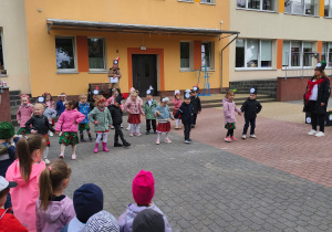 Dzieci z grupy Motylki tańczą