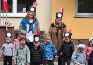 Dzieci z grupy Motylki z paniami - Izą i Martą
