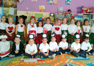Dzieci z grupy Motylki w odświętnych strojach