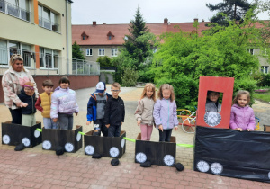 Dzieci stoją w pociągu z kartonów