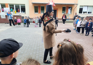 Pani Marta pokazuje dzieciom bryłkę węgla