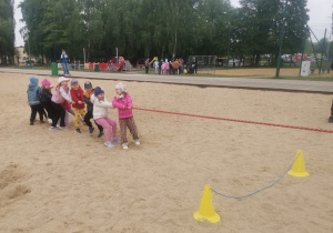 Dzieci przeciągają linę