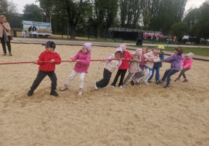 Dzieci przeciągają linę