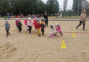 Dzieci przeciągają linę
