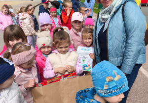 Pani nauczycielka z PM 13 wręcza dzieciom nagrody