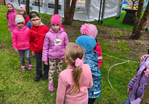 Dwoje dzieci dmucha w domek na lince