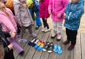 Dzieci ustawiają buty w pary