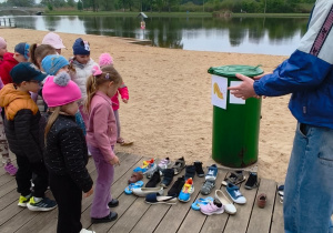 Dzieci patrzą na pomieszane buty