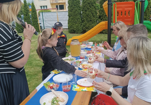 Dzieci stoja przy stole jury