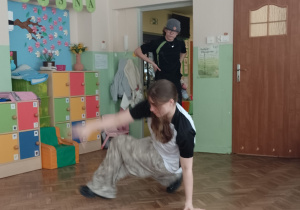 Tancerz tańczy