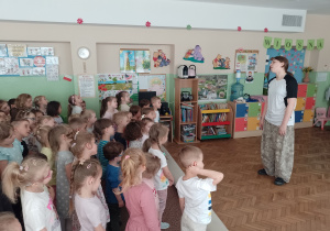 Dzieci naśladują ruchy tancerki