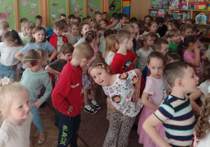 Dzieci kręcą biodrami