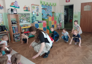 Kilkoro dzieci naśładuje ruchy tancerki