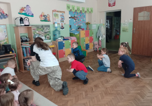 Kilkoro dzieci naśładuje ruchy tancerki