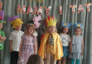 Dwoje dzieci w roli wiosny i promyczka