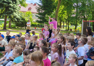 Dzieci oglądają przzedstawienie