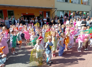Dzieci z chusteczkami stoją podczas występów