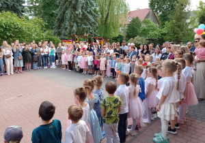 Dzieci stoją podczas występów