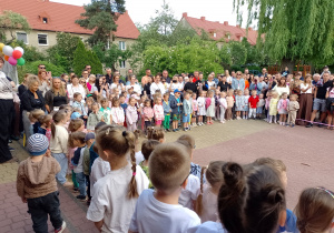 Dzieci stoją podczas występów