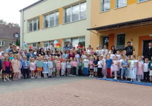 Dzieci stoją podczas występów