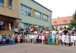 Dzieci stoją podczas występów