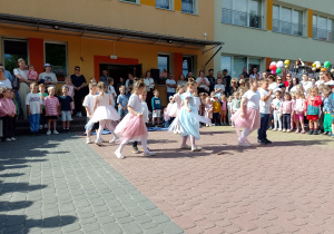 Dzieci z grupy Ważki tańczą