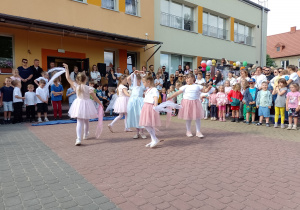 Dzieci z grupy Ważki tańczą