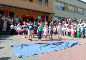 Dzieci z grupy Ważki tańczą