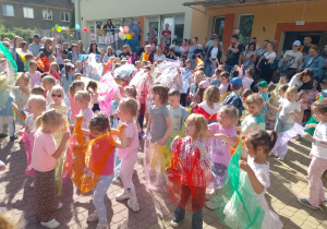 Dzieci występują z chusteczkami