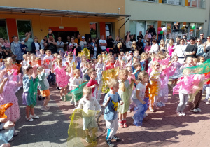 Dzieci występują z chusteczkami