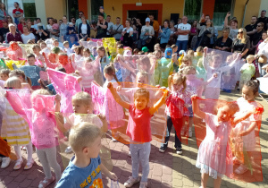 Dzieci występują z chusteczkami